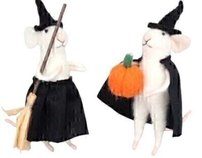 Spook your Halloween guests with these halloween mice dressed up as a witch by designer Gisela Graham made from wool.  Choice of 2 mice available - If you have a preference please specify when ordering.  Mouse one has a broomstick and Mouse two has a pumpkin will make a great addition to your halloween decorations.